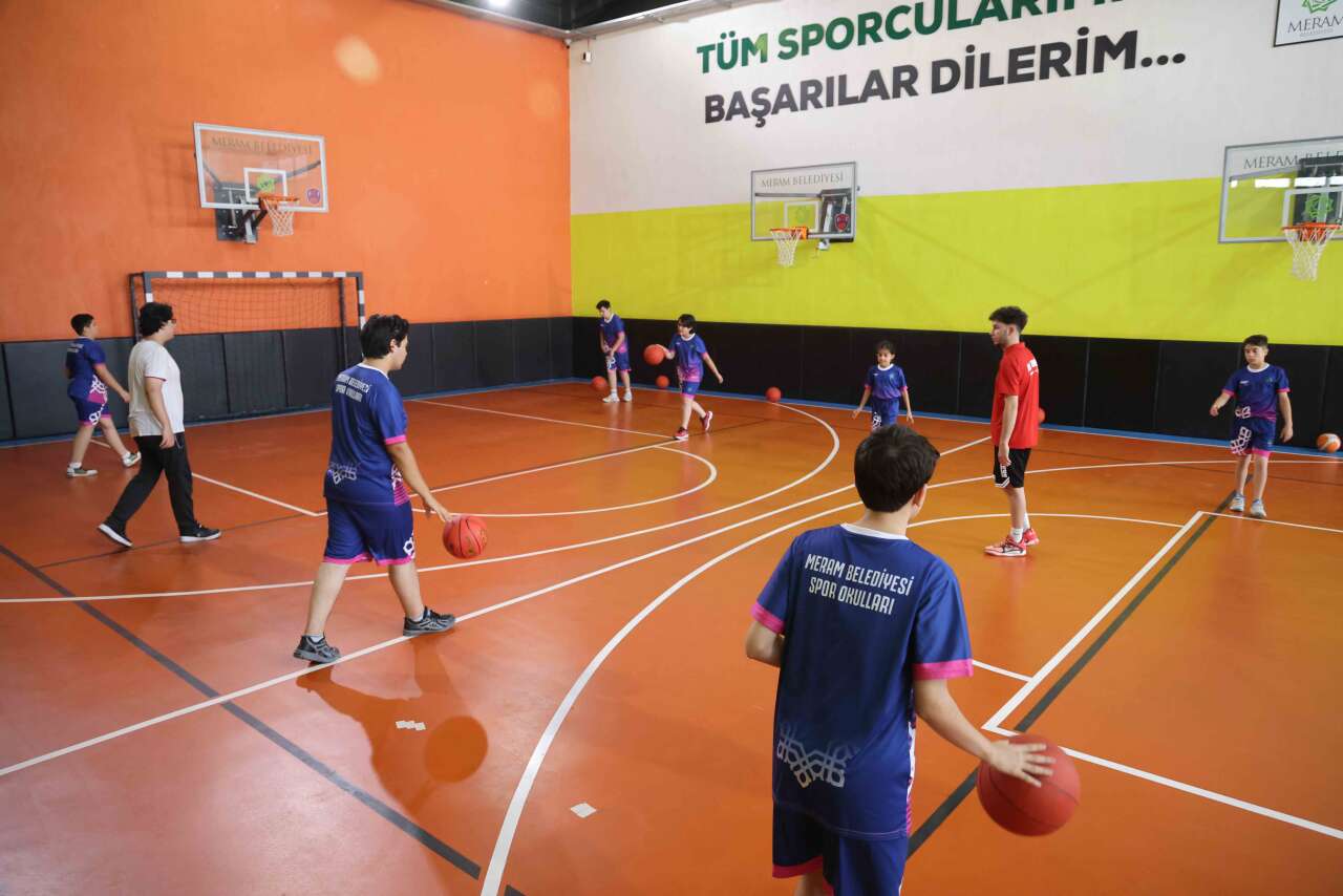 Çocuklar sahaya çıktı, aileler tribündeki yerini aldı! Konya’da spor şöleni 3